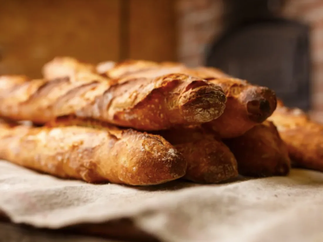 Elle découvre une lame tranchante dans une baguette